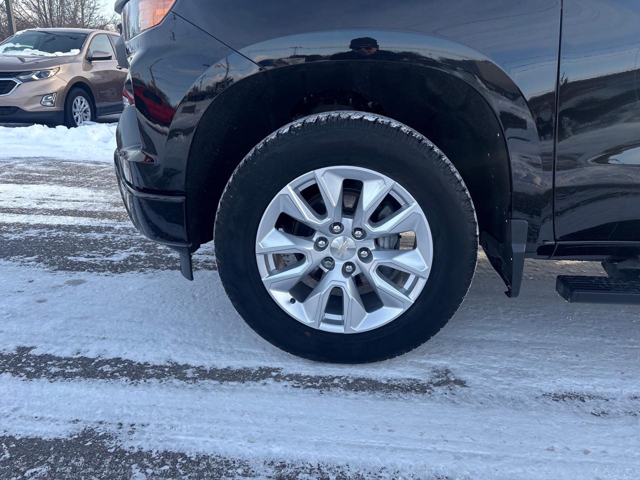 2022 Chevrolet Silverado 1500 Custom Crew 4x4 + Tow Pkg + Low Kms Photo