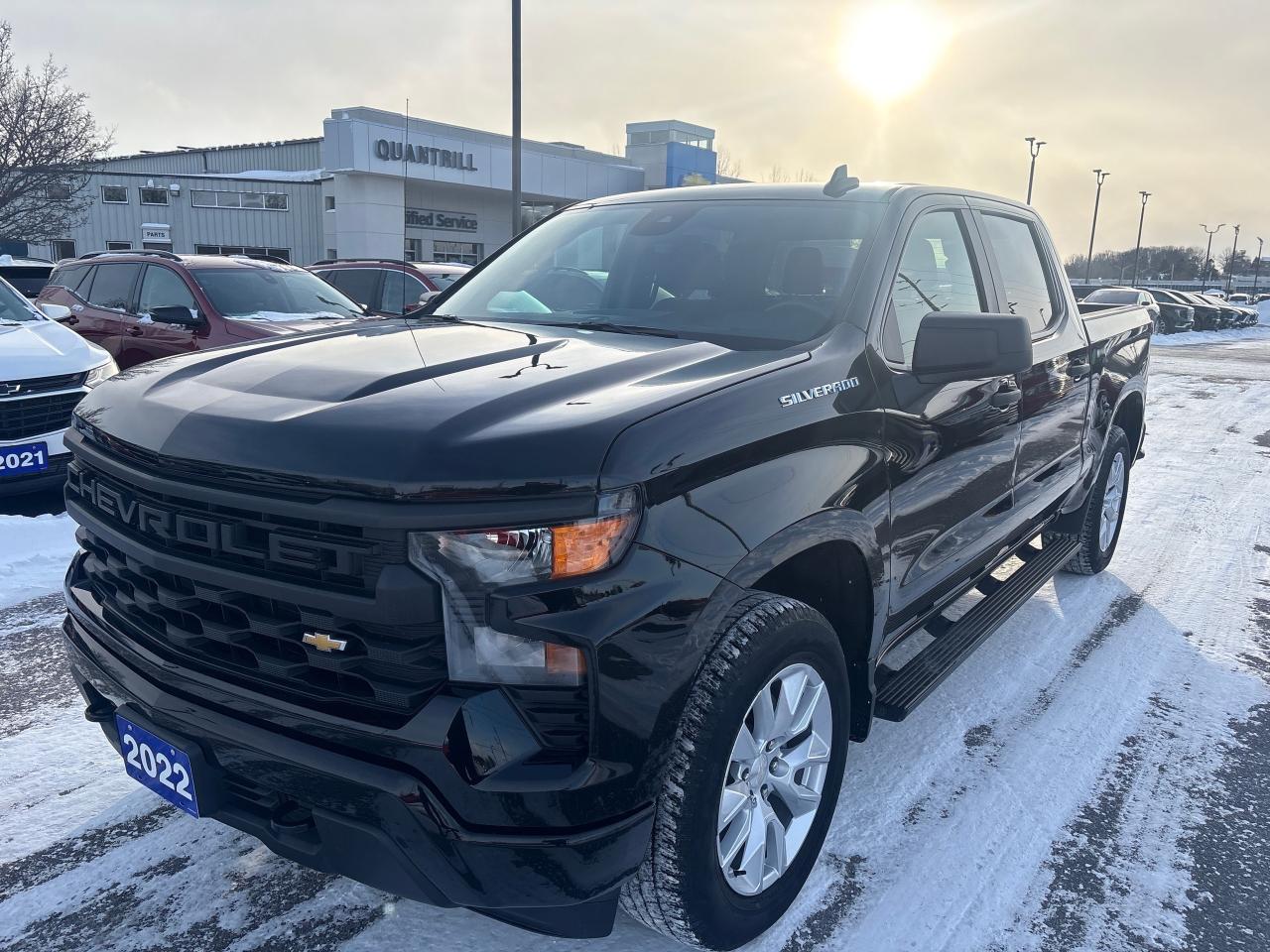 2022 Chevrolet Silverado 1500 Custom Crew 4x4 + Tow Pkg + Low Kms Photo2
