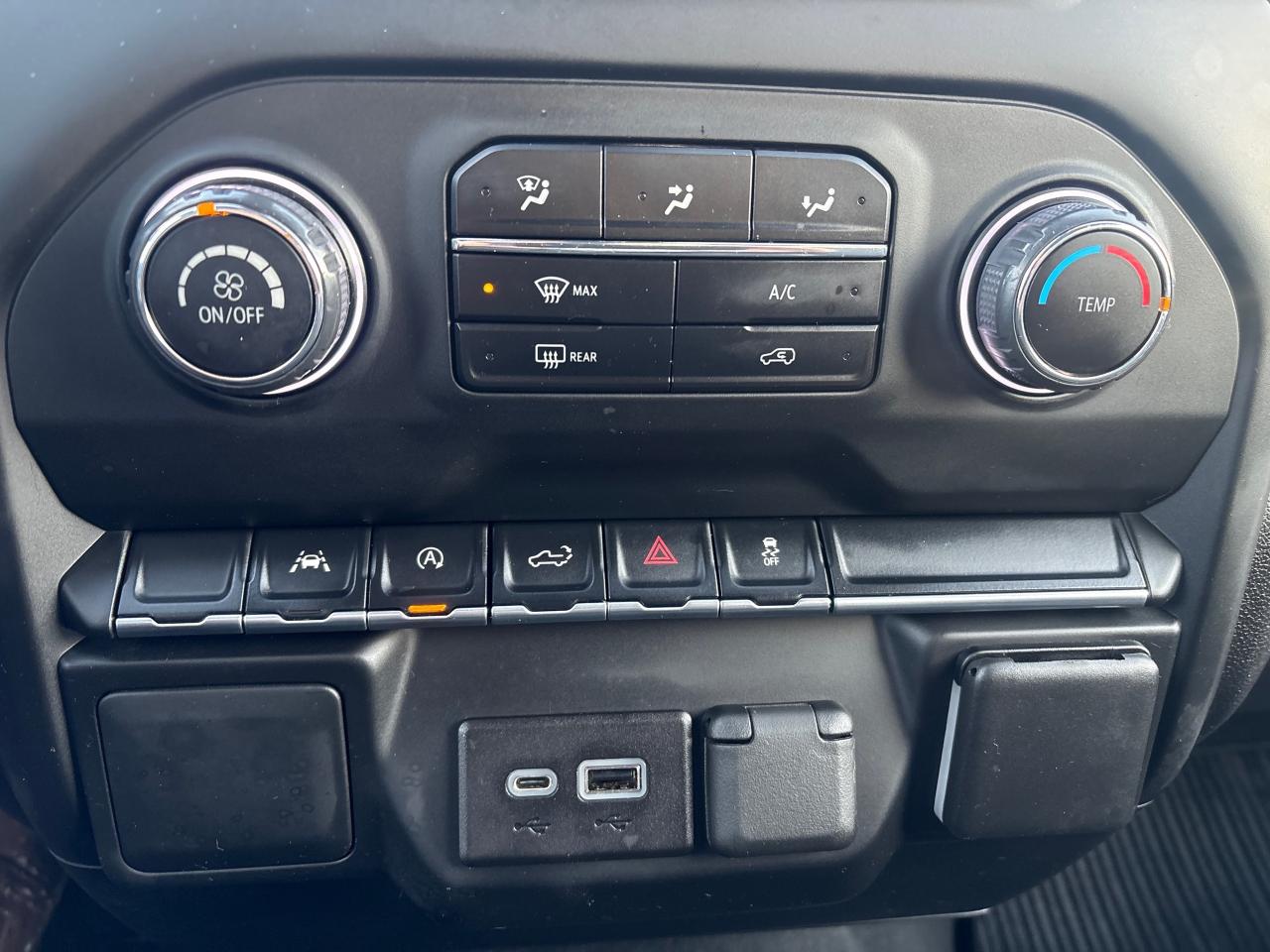 2022 Chevrolet Silverado 1500 Custom Crew 4x4 + Tow Pkg + Low Kms Photo