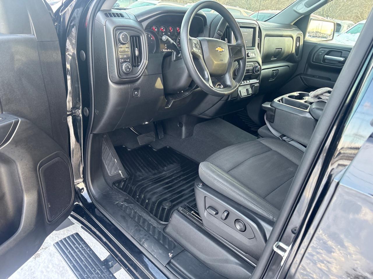 2022 Chevrolet Silverado 1500 Custom Crew 4x4 + Tow Pkg + Low Kms Photo