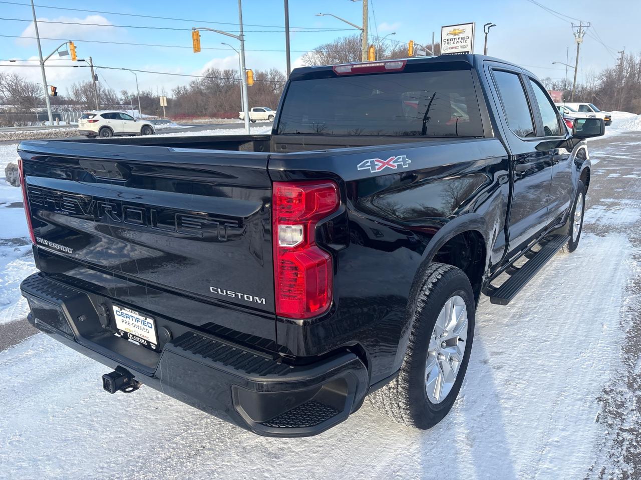 2022 Chevrolet Silverado 1500 Custom Crew 4x4 + Tow Pkg + Low Kms Photo