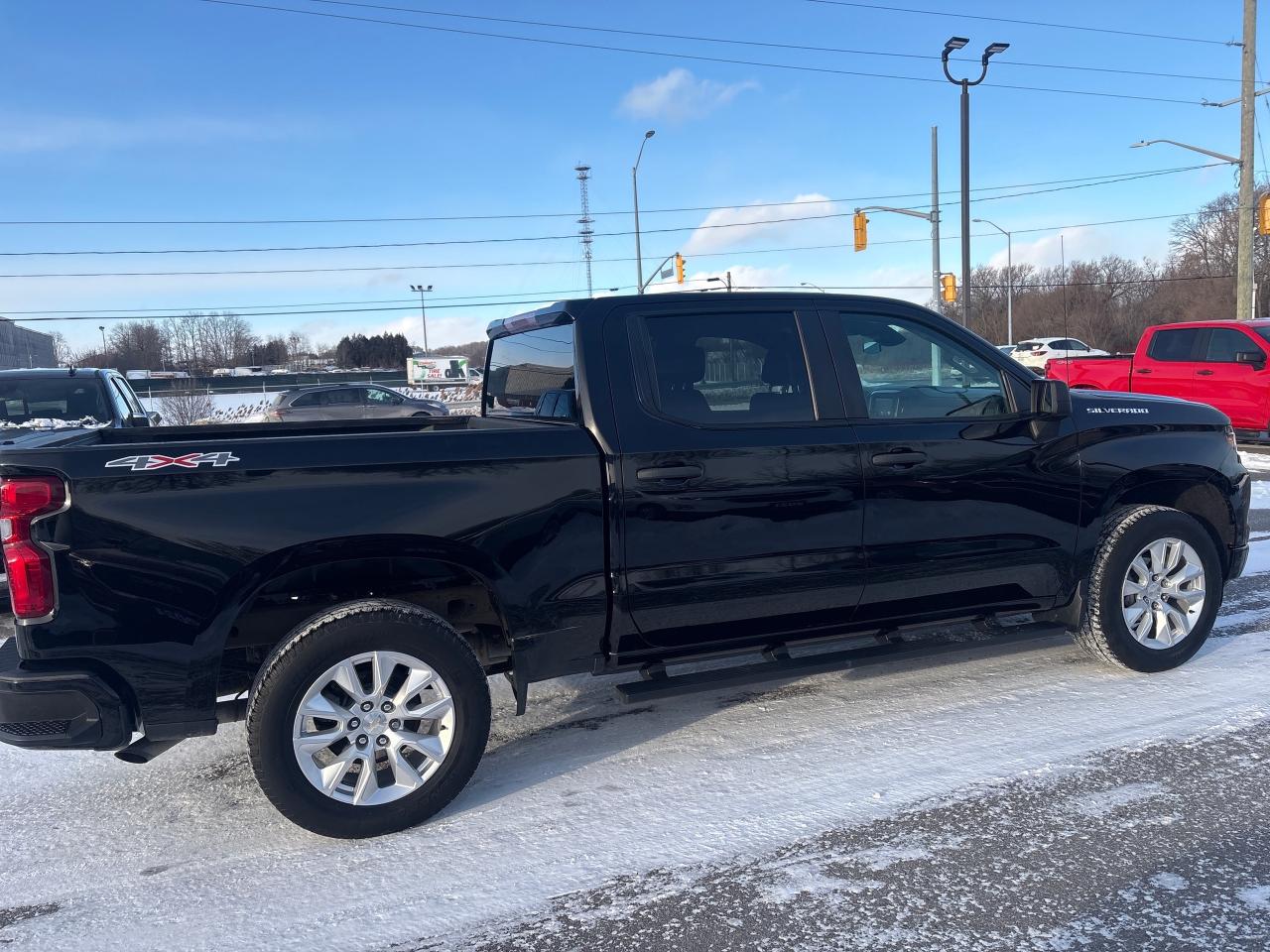 2022 Chevrolet Silverado 1500 Custom Crew 4x4 + Tow Pkg + Low Kms Photo