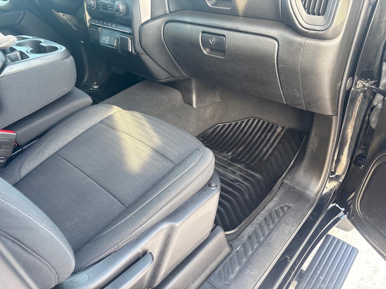 2022 Chevrolet Silverado 1500 Custom Crew 4x4 + Tow Pkg + Low Kms Photo