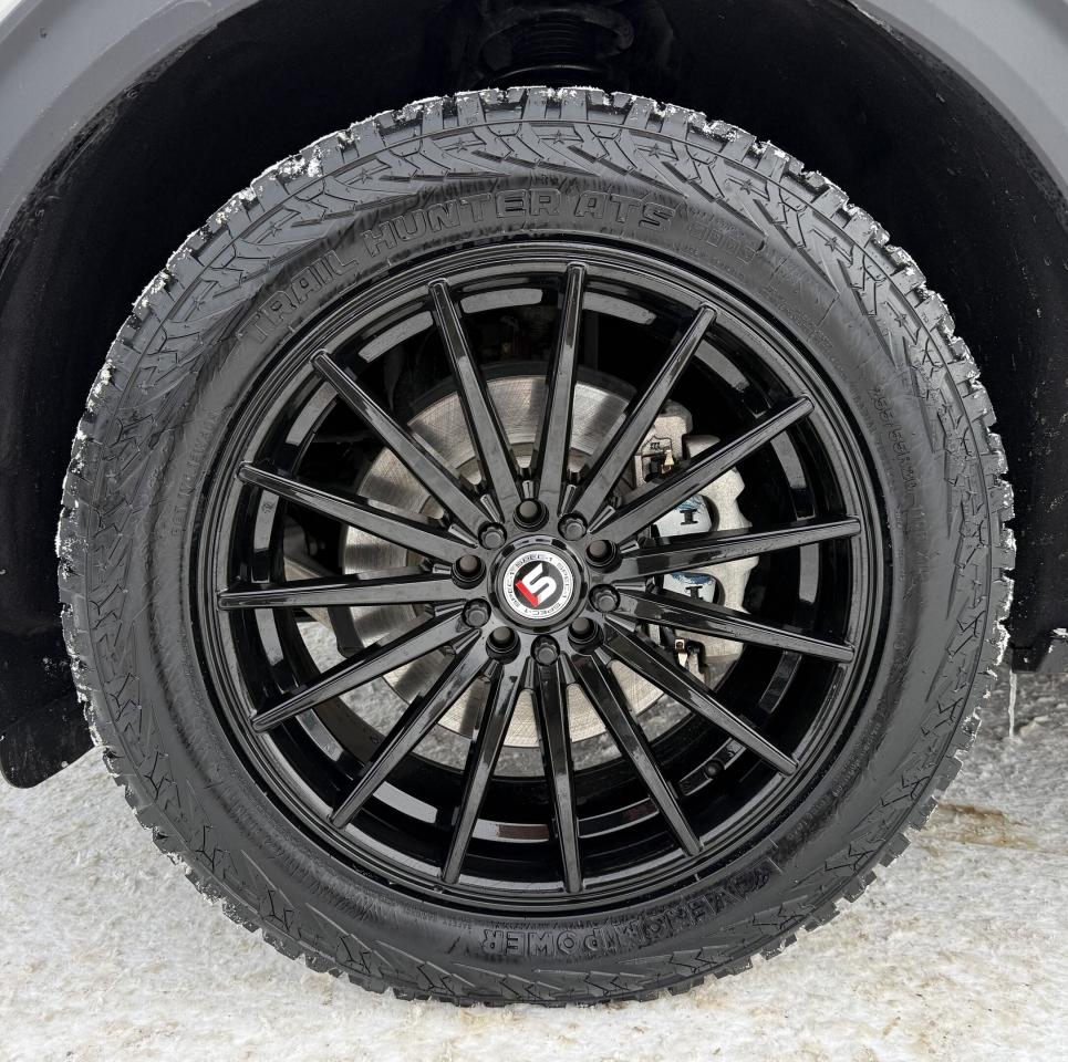 2020 Ford Explorer XLT 4WD Photo