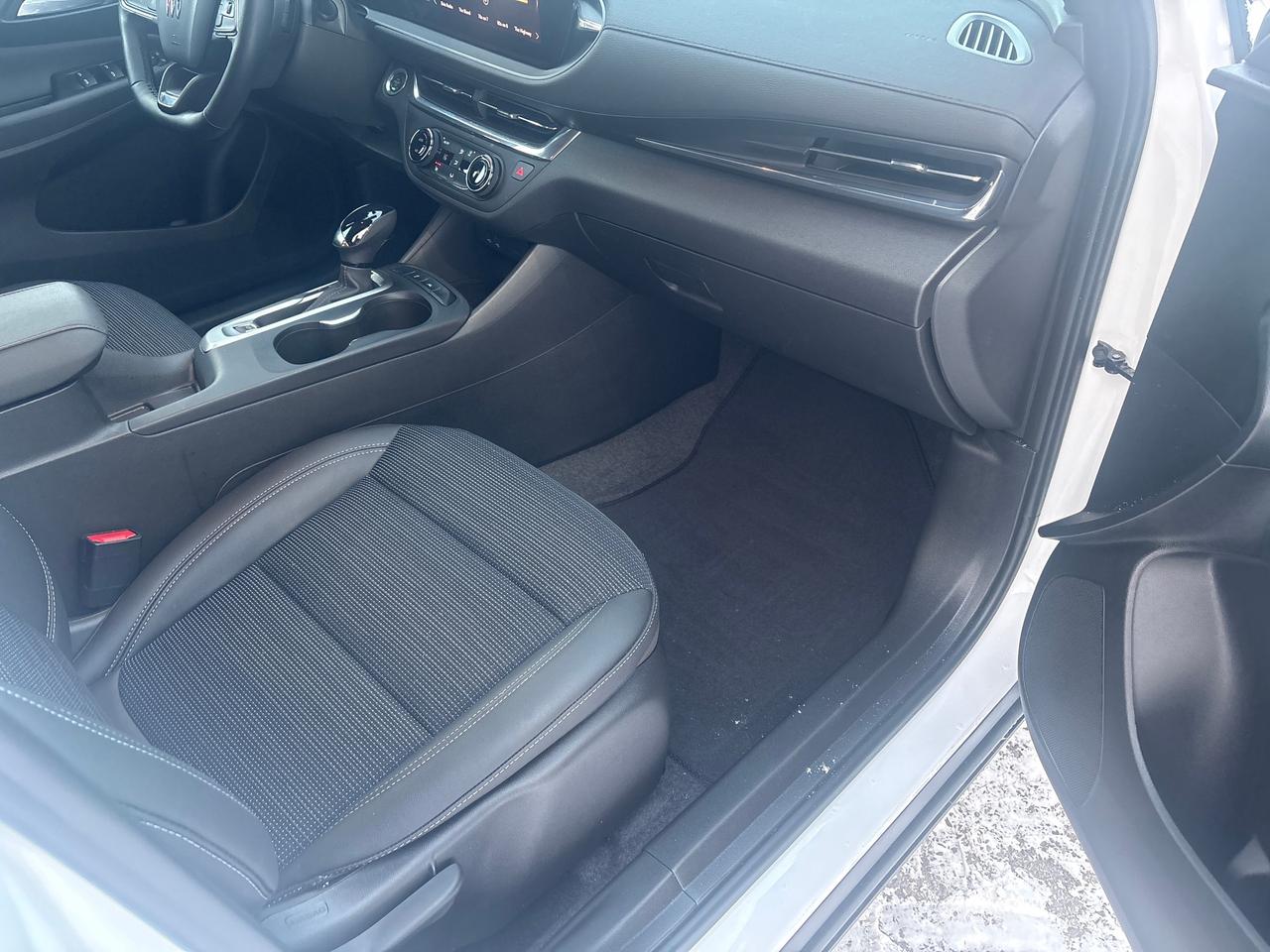 2025 Buick Envista Preferred + Adaptive Cruise + Low Kms + 1 Owner Photo