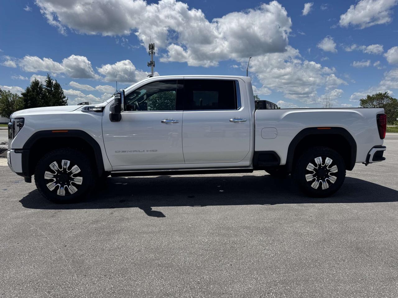 2025 GMC SIERRA 2500HD 4WD Crew Cab Denali Duramax Diesel Photo1
