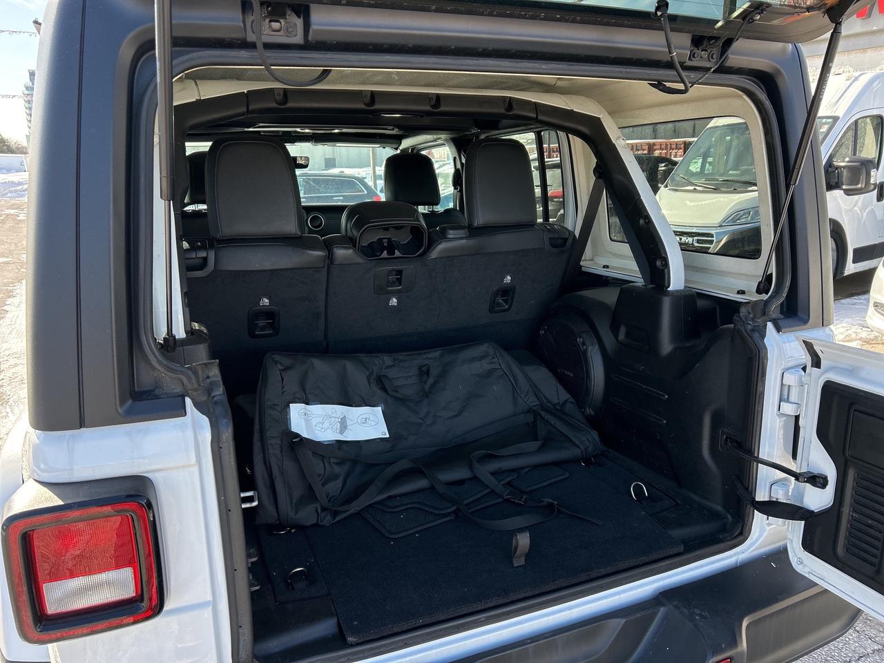 2021 Jeep Wrangler Sahara w/Leather, NAV, Heated Seats, Remote Start Photo