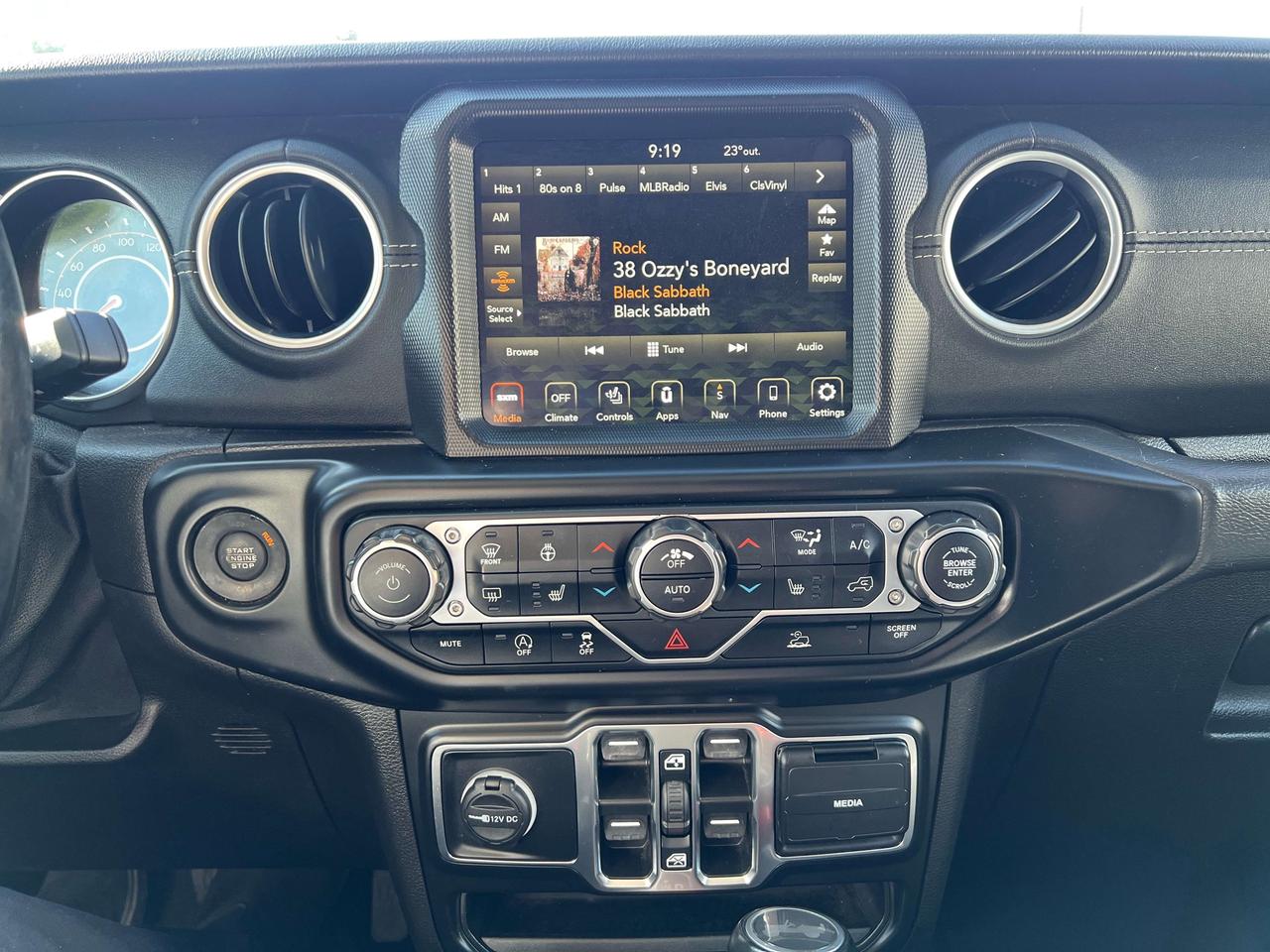2021 Jeep Wrangler Sahara w/Leather, NAV, Heated Seats, Remote Start Photo