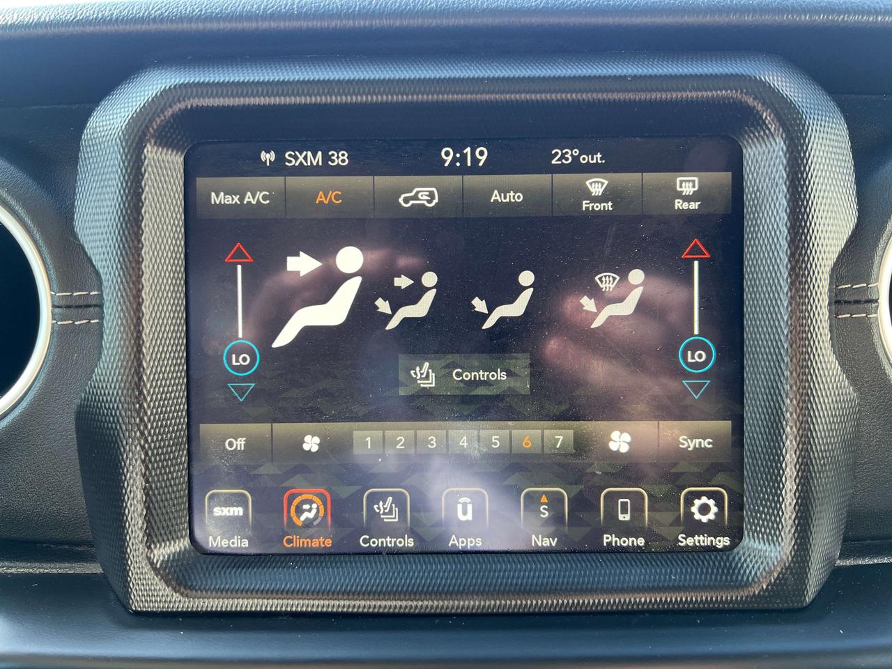 2021 Jeep Wrangler Sahara w/Leather, NAV, Heated Seats, Remote Start Photo