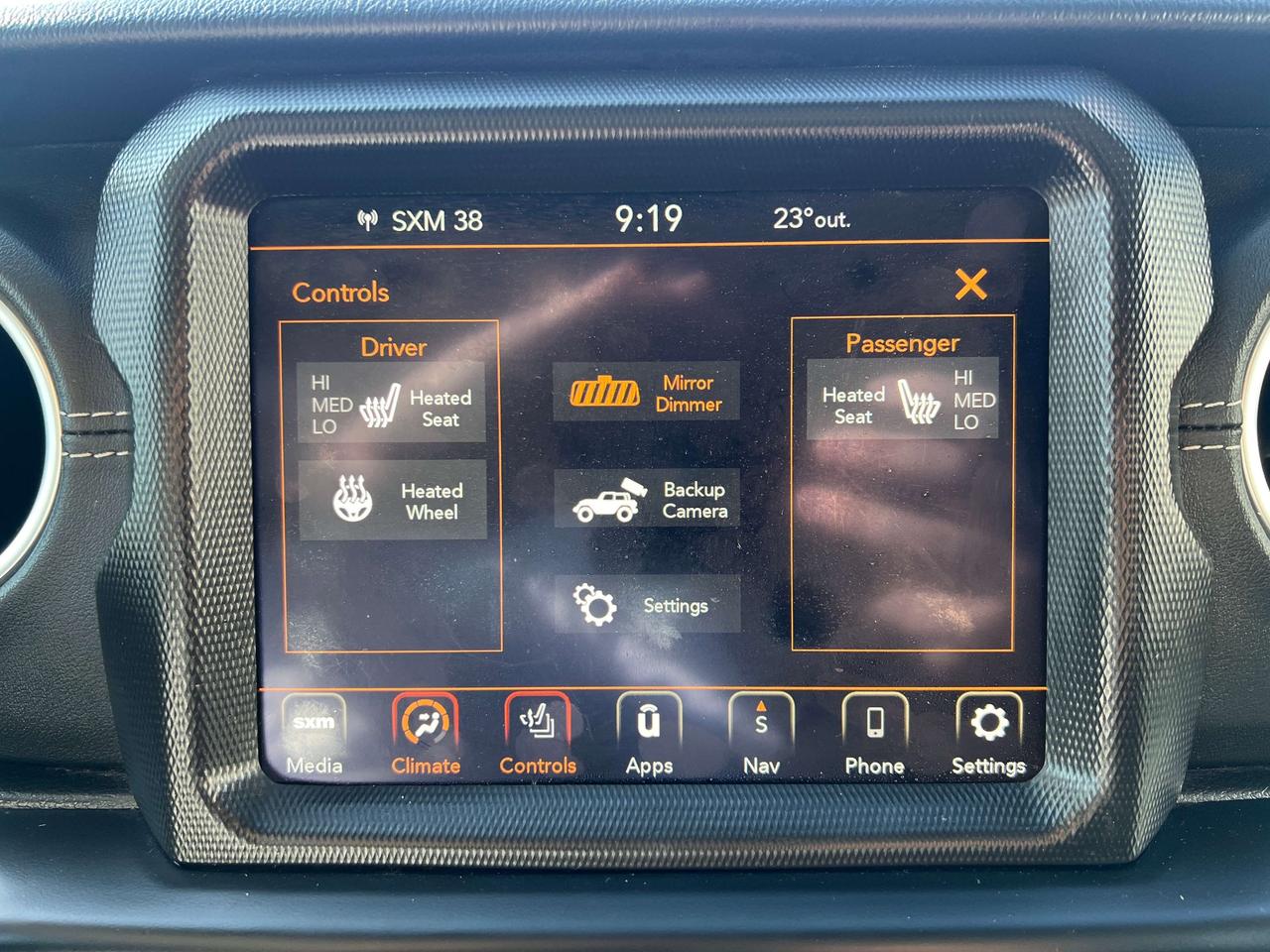 2021 Jeep Wrangler Sahara w/Leather, NAV, Heated Seats, Remote Start Photo