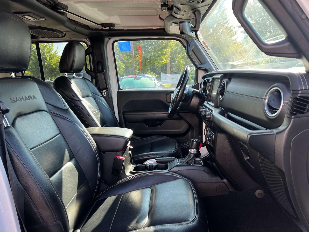 2021 Jeep Wrangler Sahara w/Leather, NAV, Heated Seats, Remote Start Photo