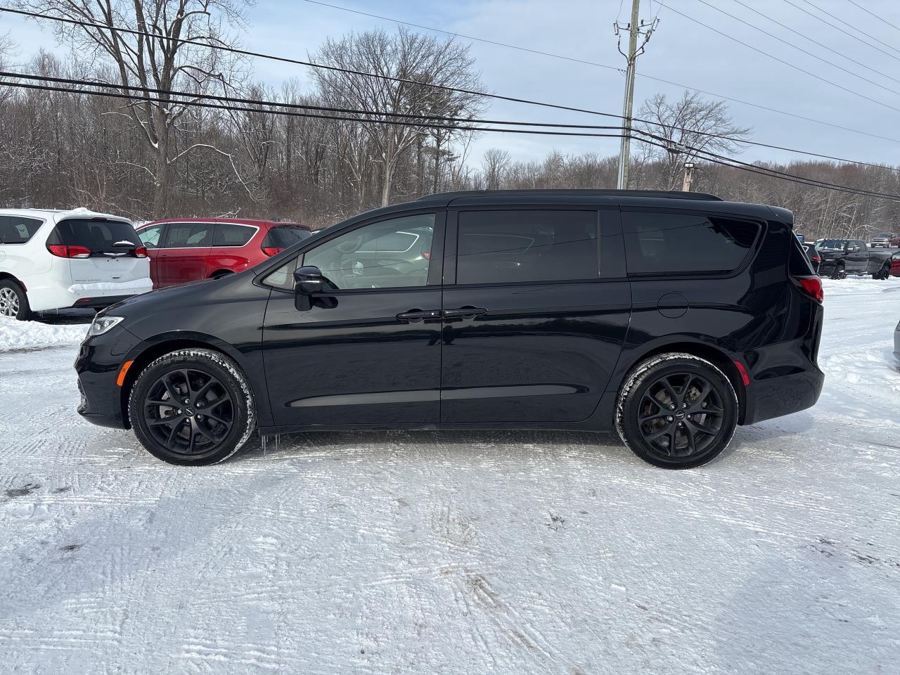 2022 Chrysler Pacifica Limited Photo3