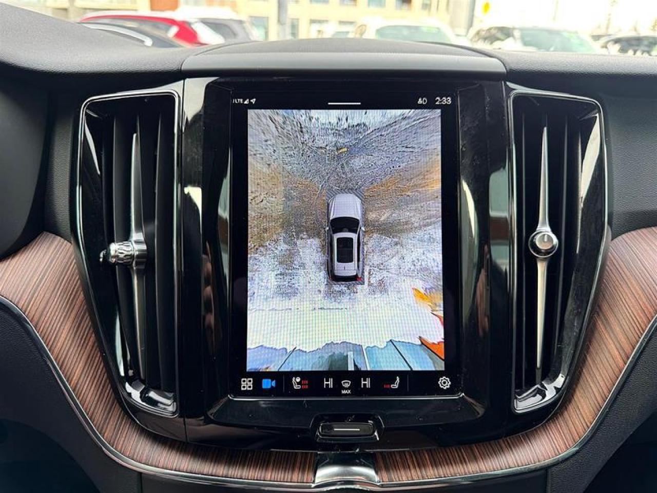 2024 Volvo XC60 Recharge T8 eAWD PHEV Plus Dark Theme Photo