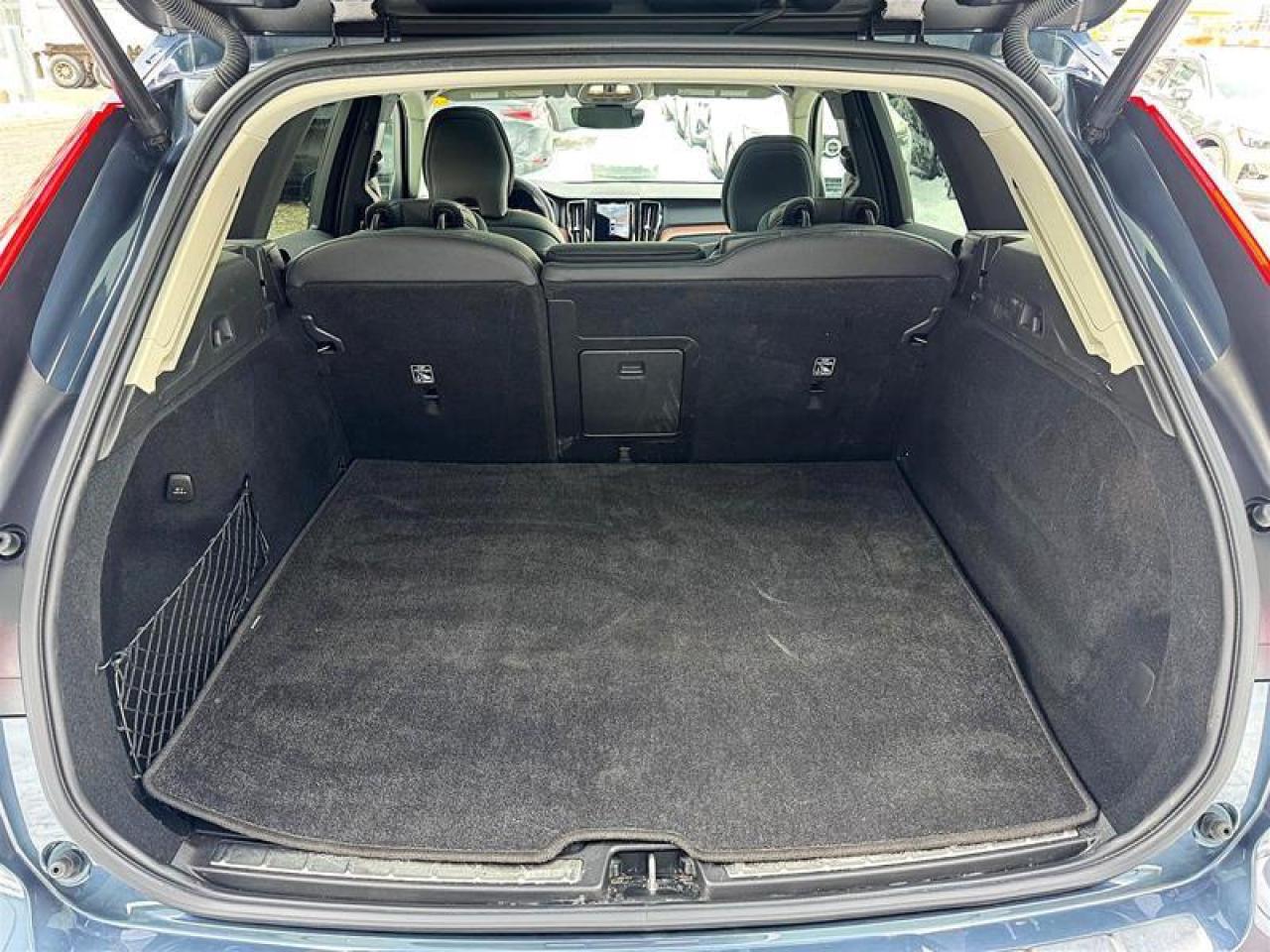 2024 Volvo XC60 Recharge T8 eAWD PHEV Plus Dark Theme Photo