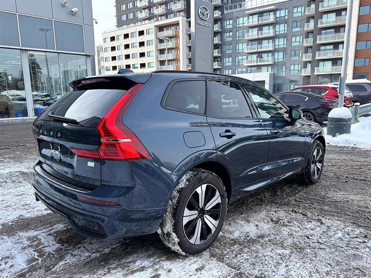 2024 Volvo XC60 Recharge T8 eAWD PHEV Plus Dark Theme Photo