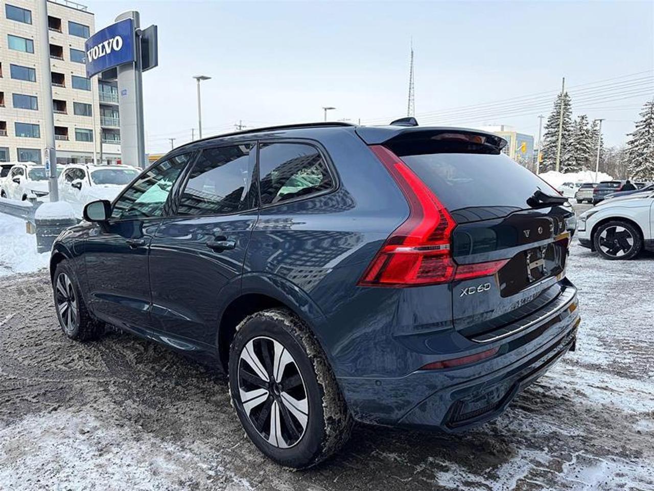 2024 Volvo XC60 Recharge T8 eAWD PHEV Plus Dark Theme Photo3