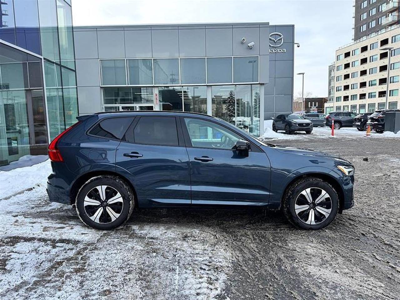 2024 Volvo XC60 Recharge T8 eAWD PHEV Plus Dark Theme Photo