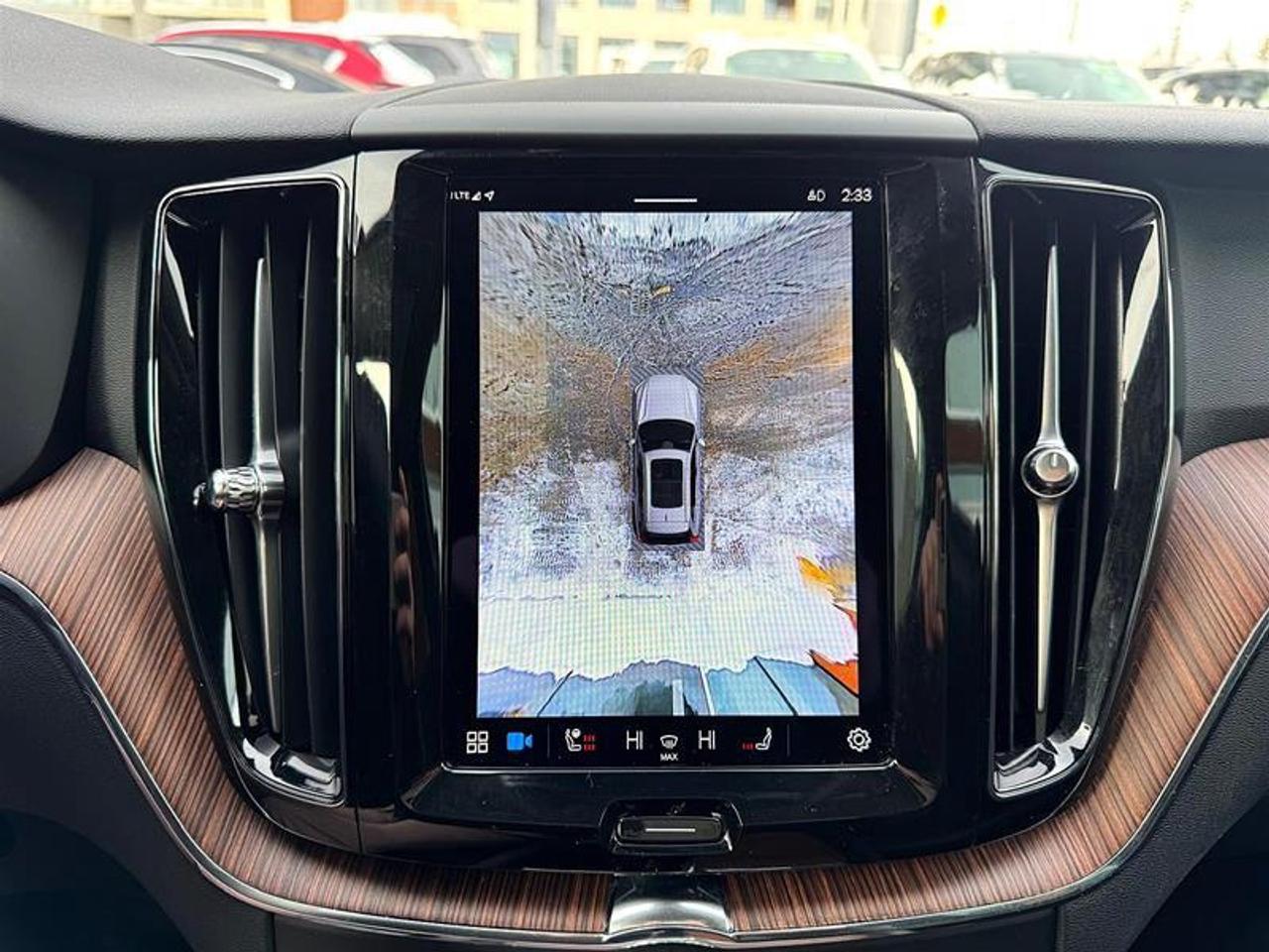 2024 Volvo XC60 Recharge T8 eAWD PHEV Plus Dark Theme Photo