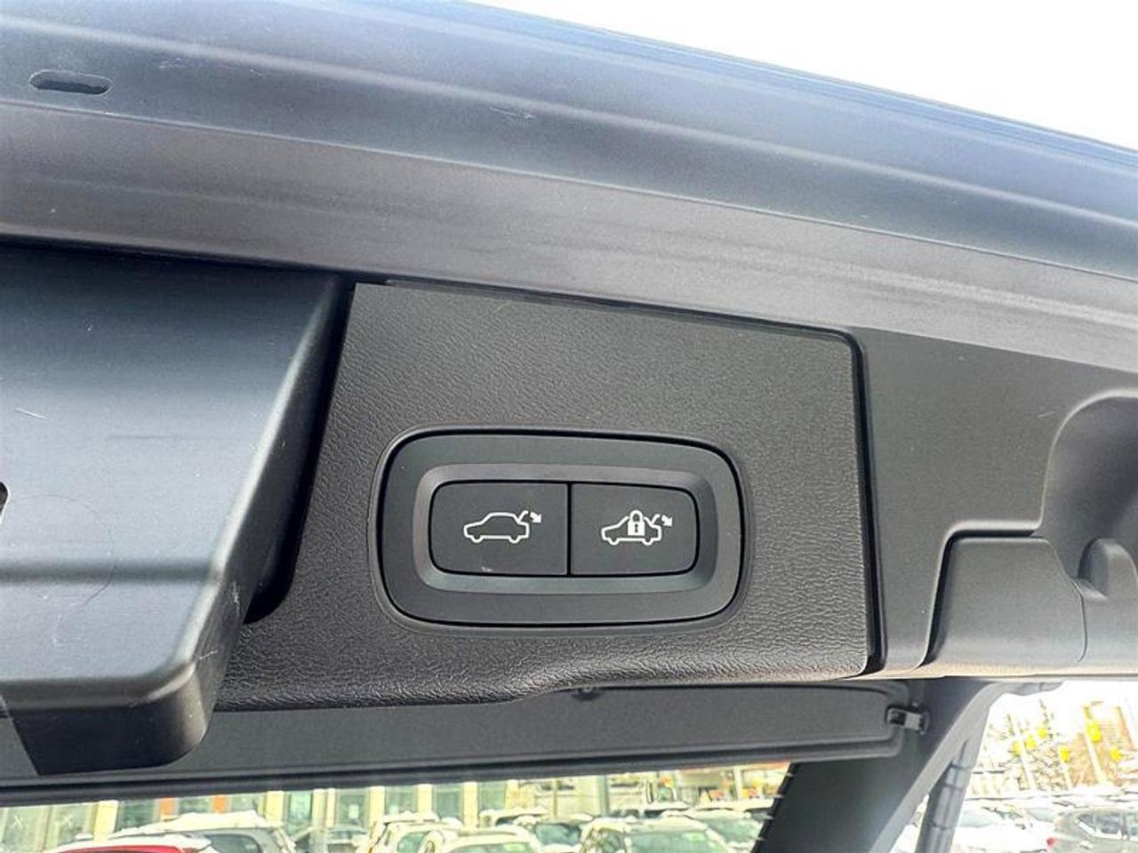 2024 Volvo XC60 Recharge T8 eAWD PHEV Plus Dark Theme Photo