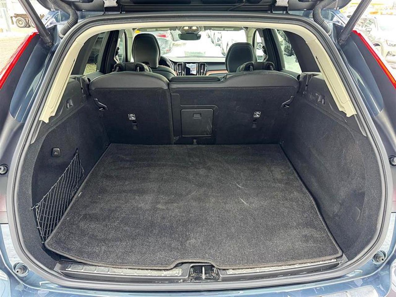 2024 Volvo XC60 Recharge T8 eAWD PHEV Plus Dark Theme Photo