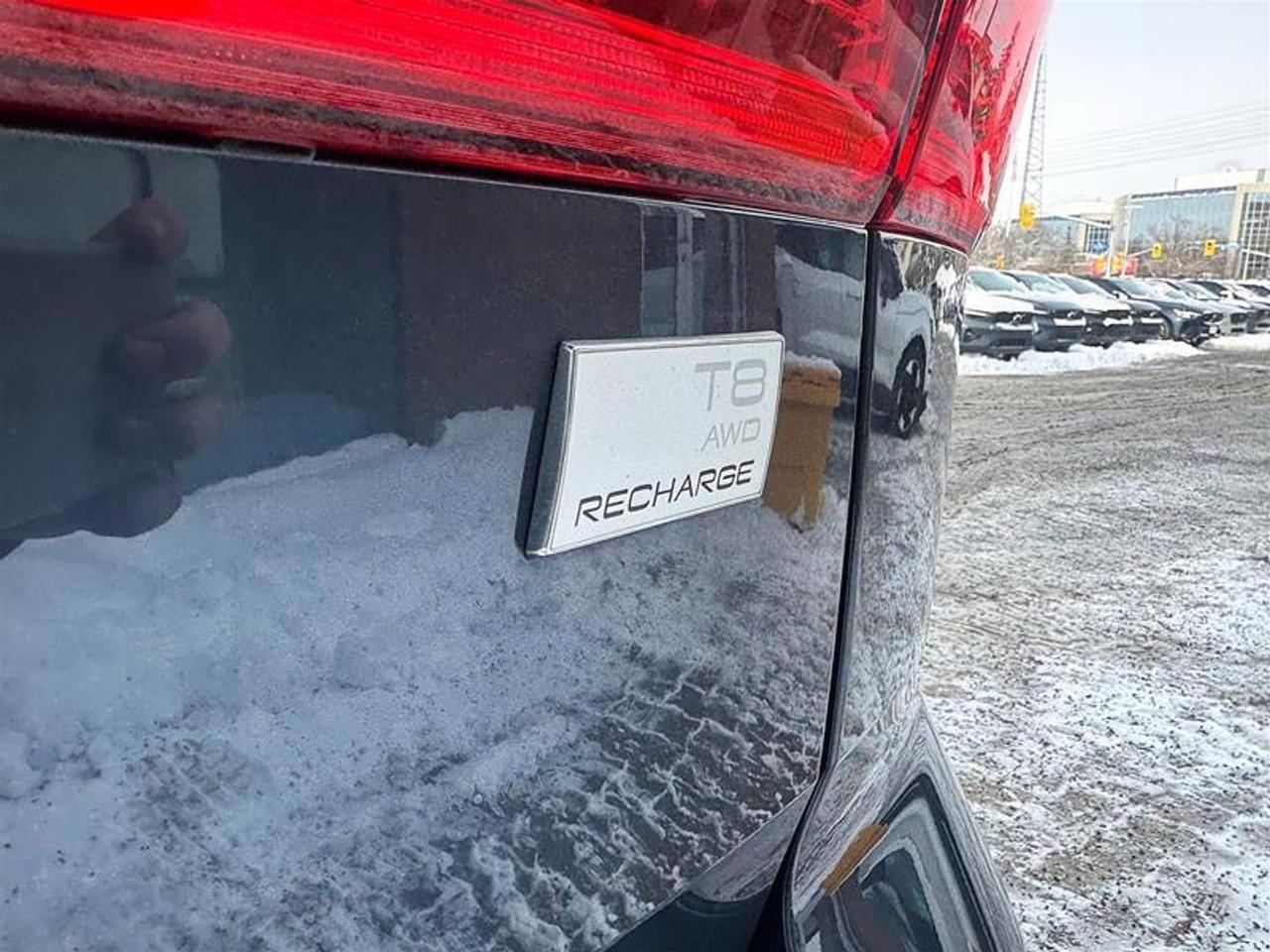 2024 Volvo XC60 Recharge T8 eAWD PHEV Plus Dark Theme Photo