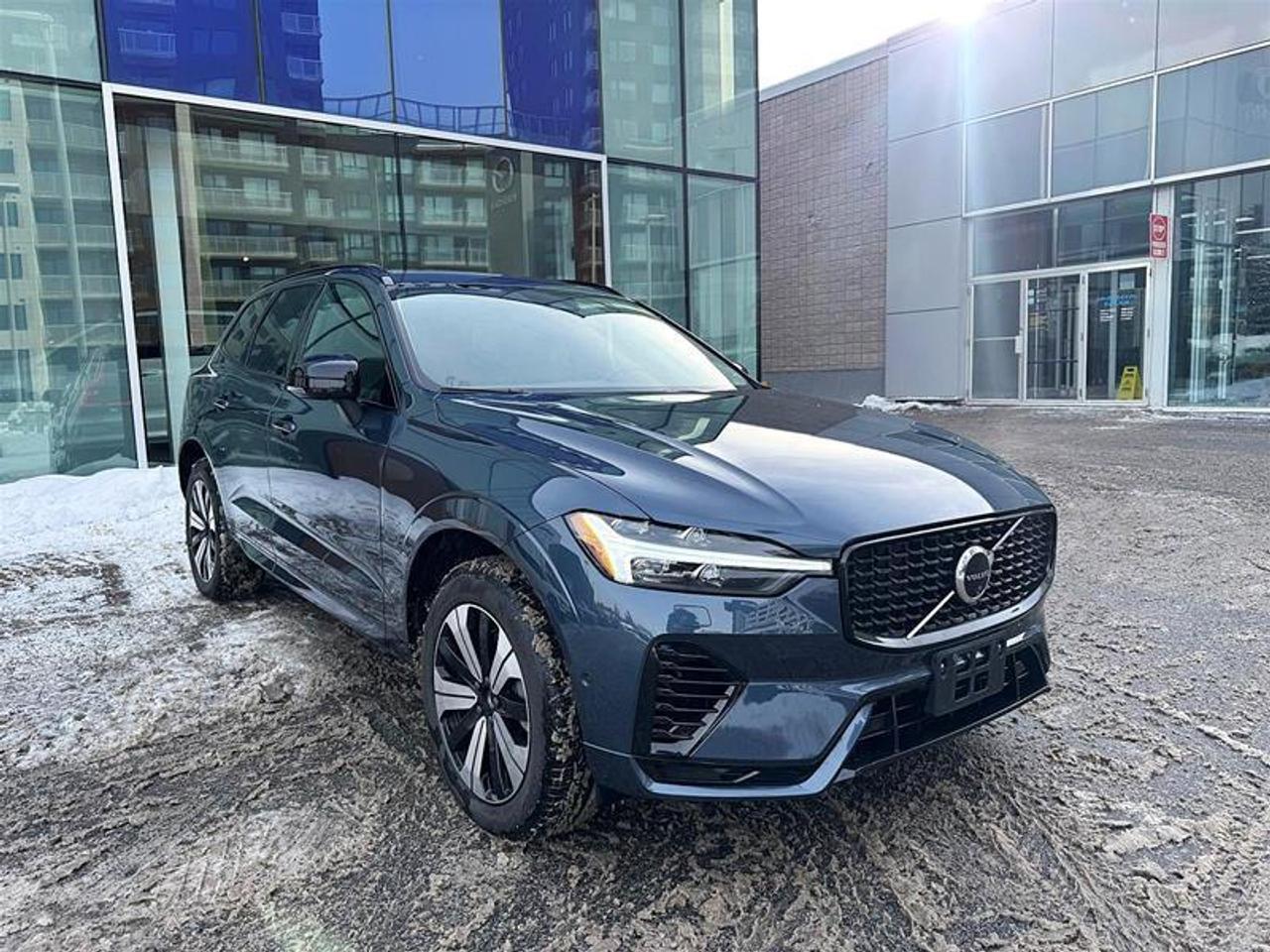 2024 Volvo XC60 Recharge T8 eAWD PHEV Plus Dark Theme Photo