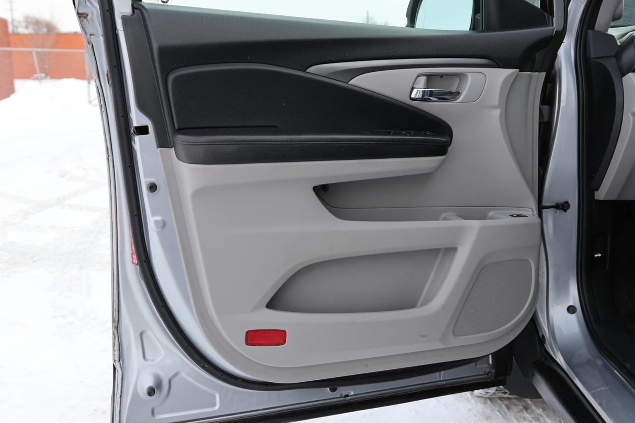 2016 Honda Pilot EXL-4WD-7PASS-R STARTER/NAV/LEATHER/SUNROOF/KEYLES Photo