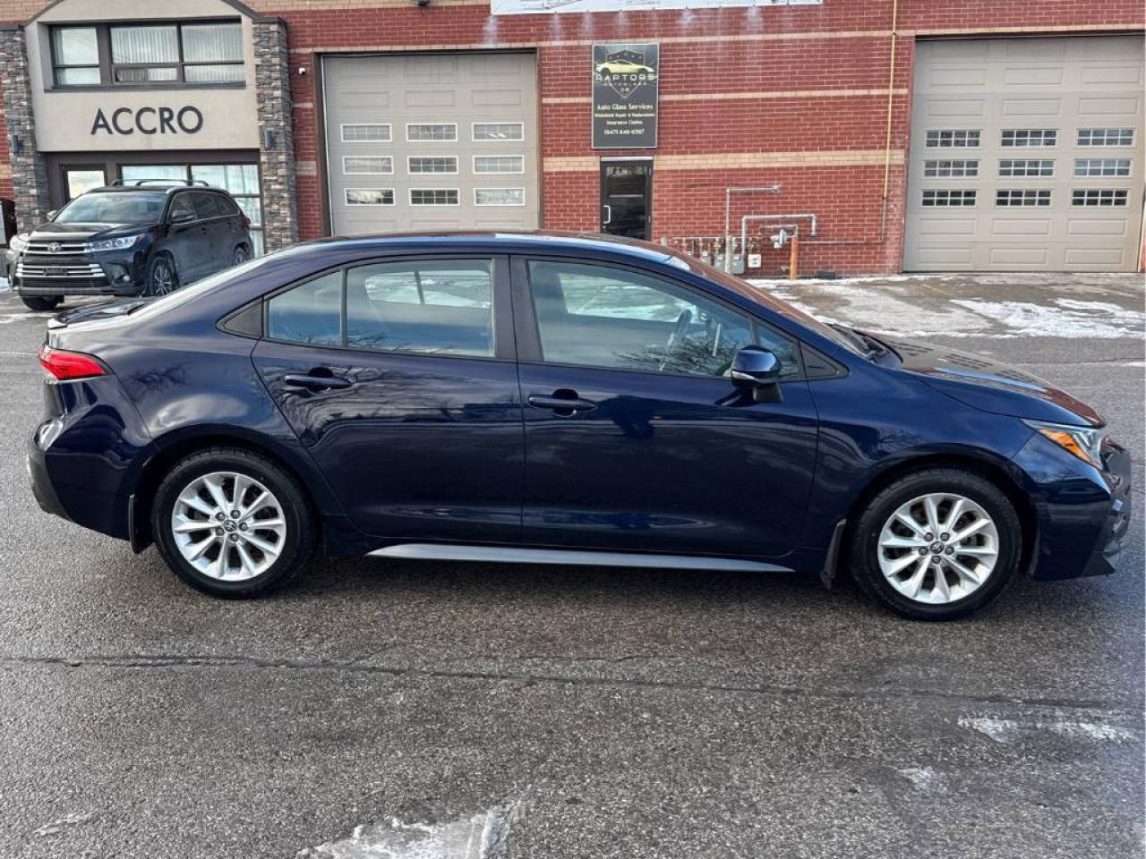 2021 Toyota Corolla SE ALLOYS! CAR PLAY! BACK-UP CAM! BSM! Photo
