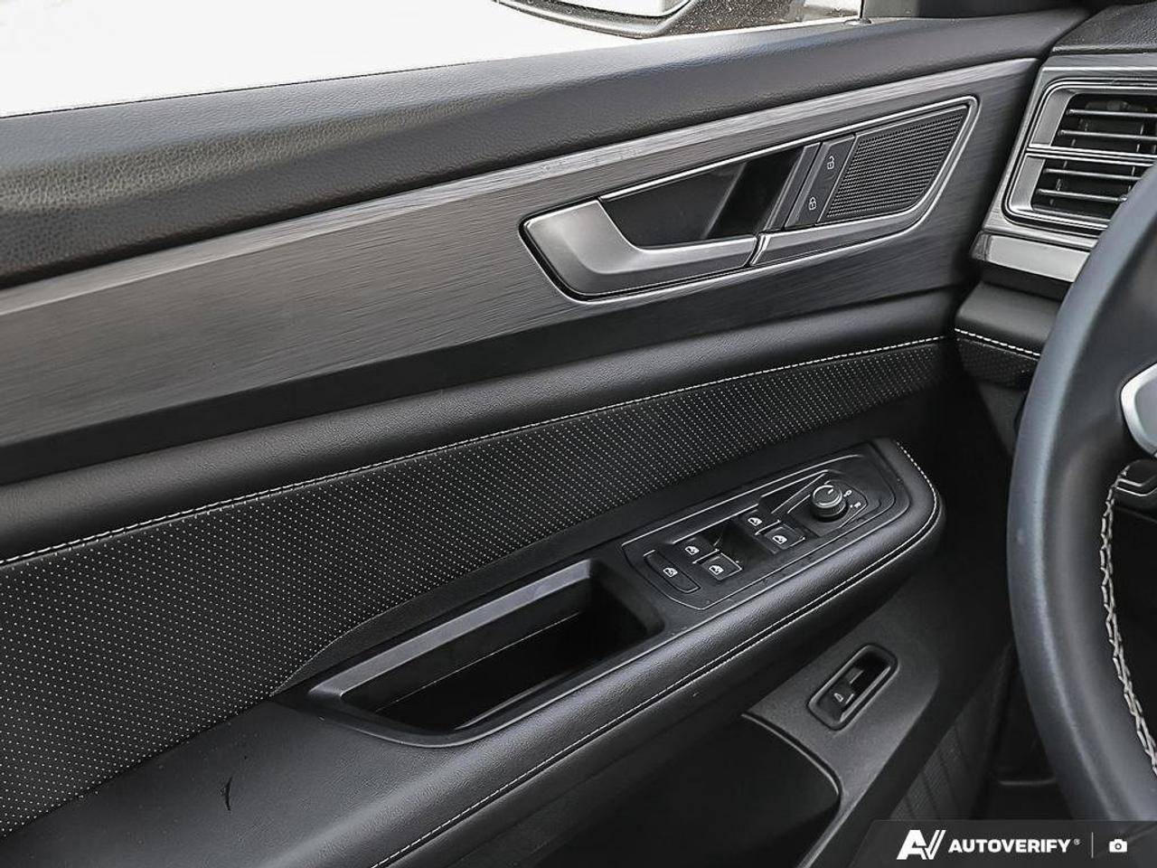 2025 Volkswagen Atlas Cross Sport ComfortlineONE-OWNER, ACCIDENT-FREE, AWD, HTD SEAT Photo
