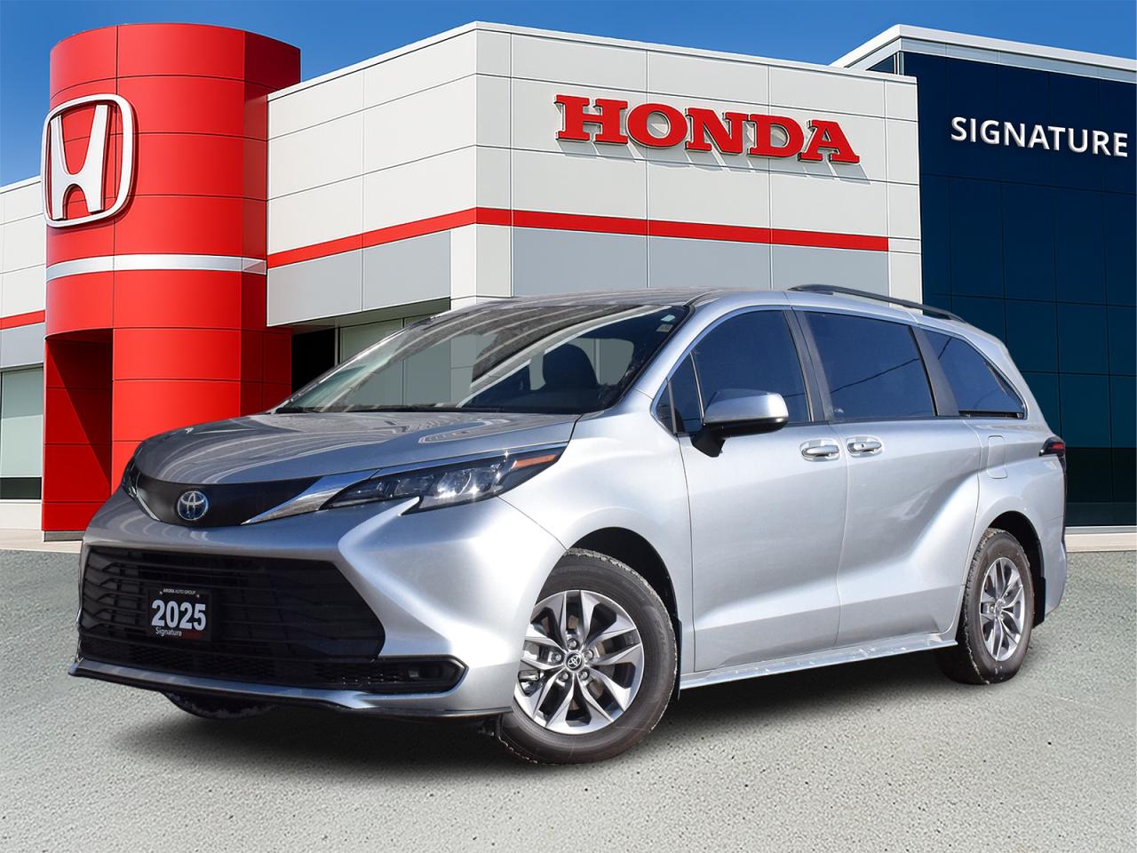 2025 Toyota Sienna LE Photo0