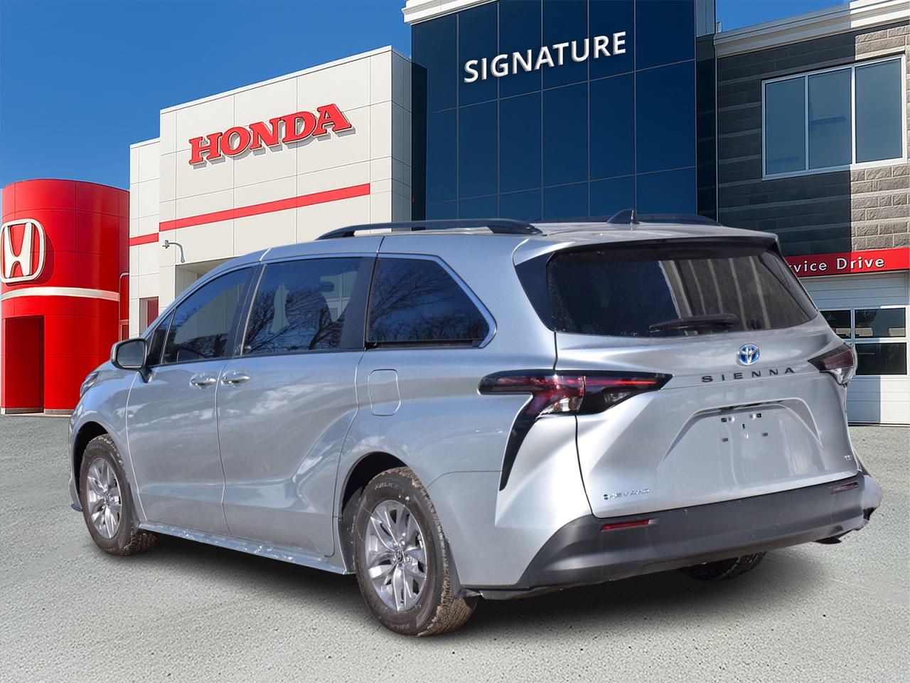 2025 Toyota Sienna LE Photo3