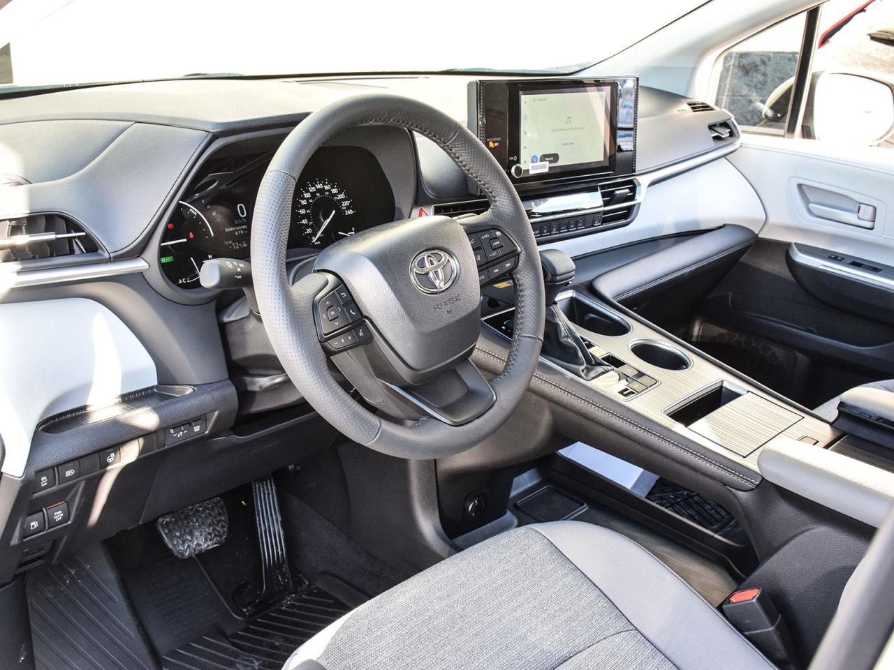 2025 Toyota Sienna LE Photo