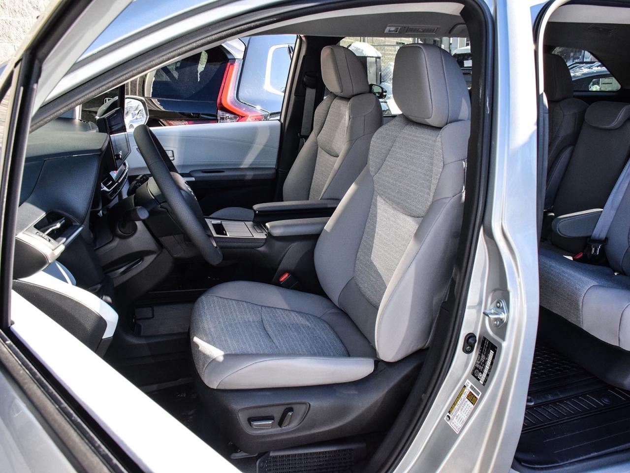 2025 Toyota Sienna LE Photo