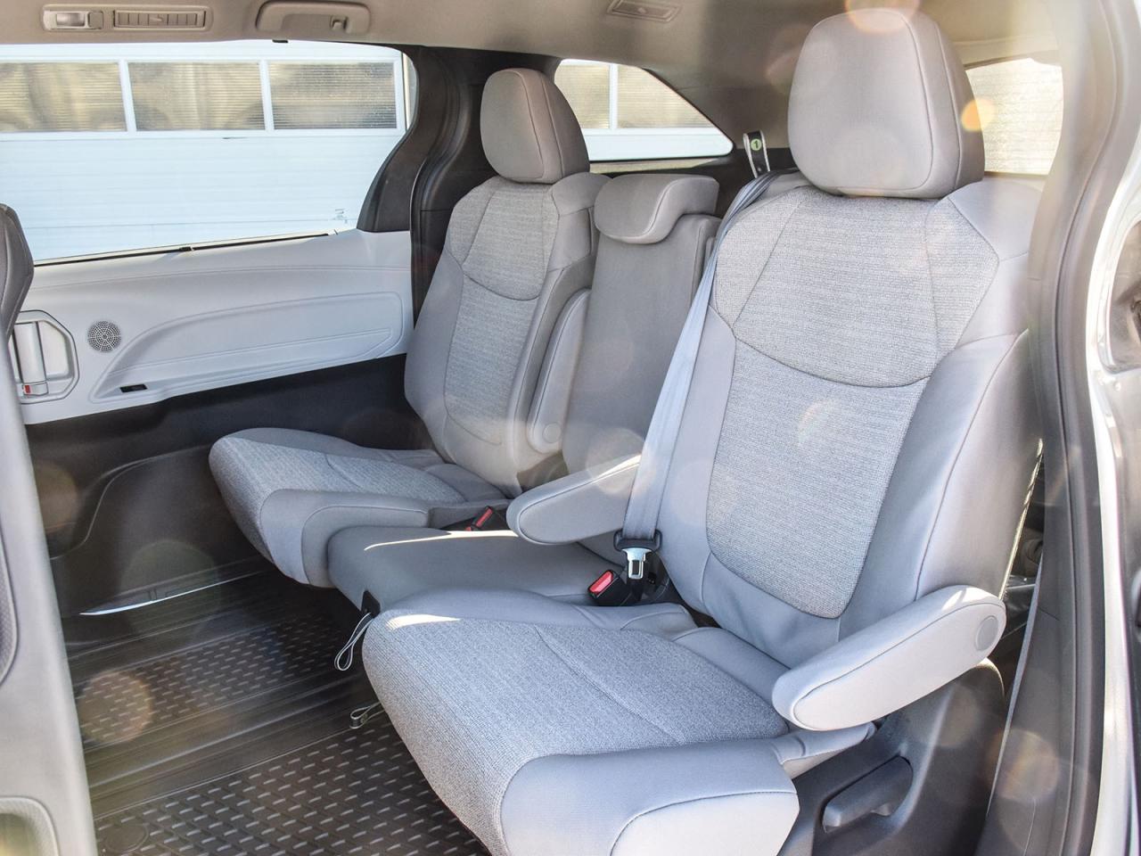 2025 Toyota Sienna LE Photo