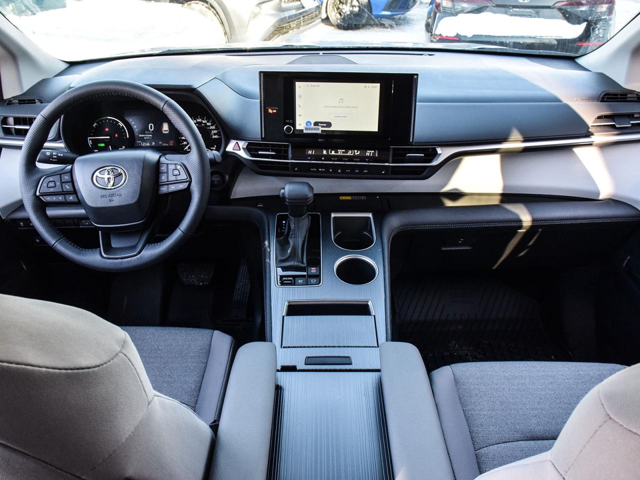 2025 Toyota Sienna LE Photo