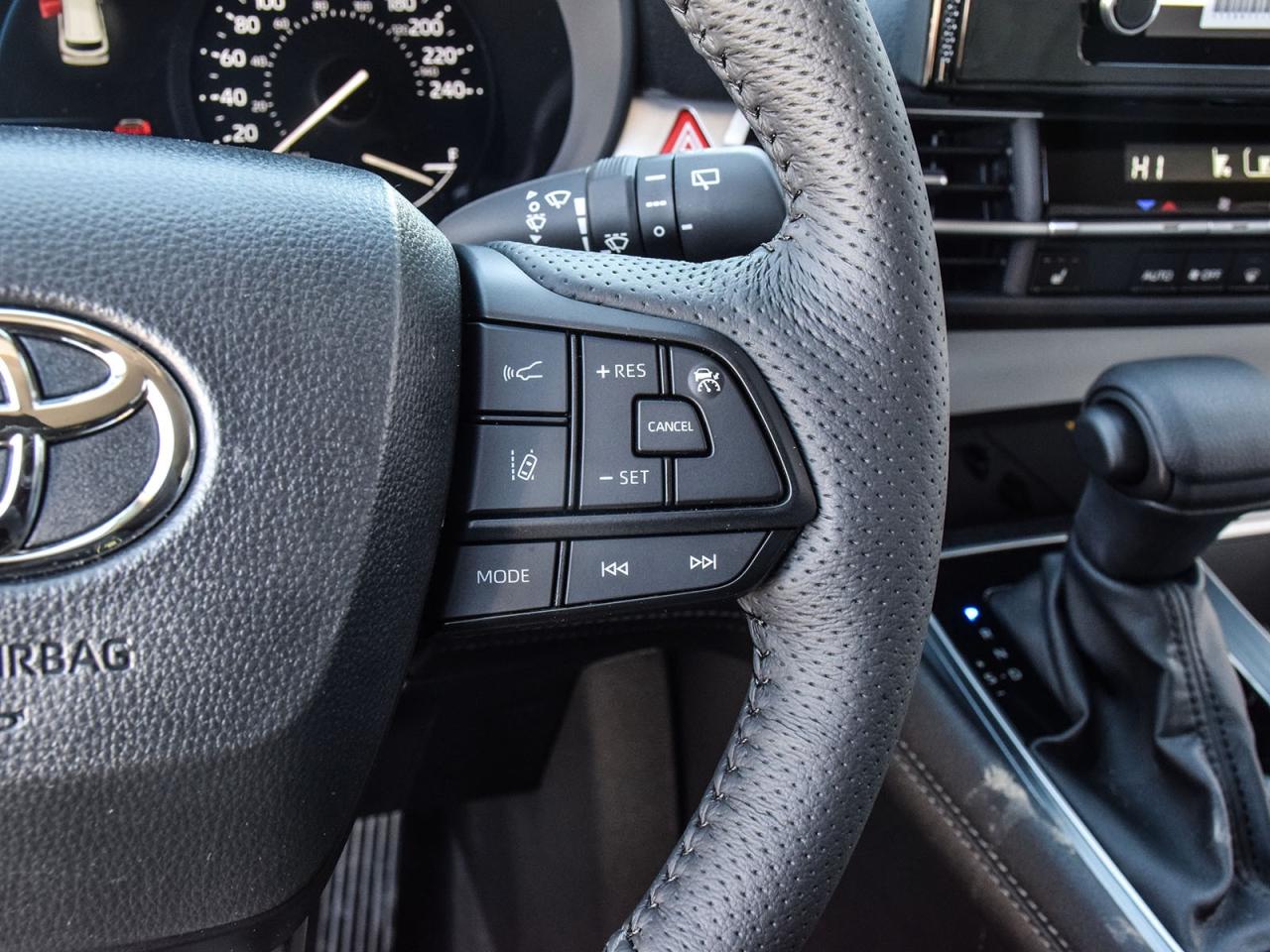 2025 Toyota Sienna LE Photo