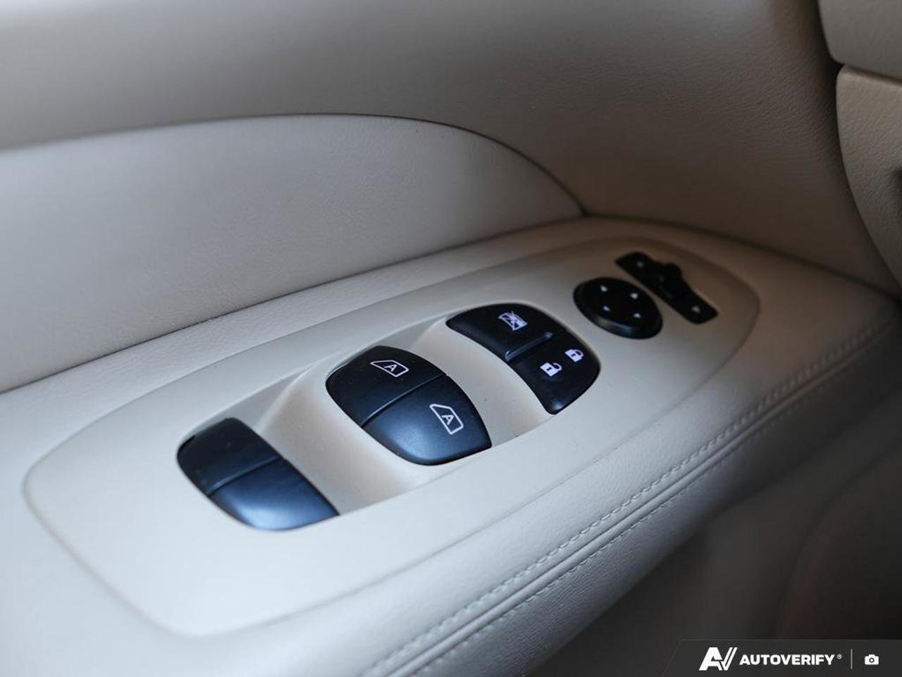 2016 Nissan Pathfinder SSL, 3.6L V6, LEATHER, ALLOYS, NAVIGATION, 7-PASSE Photo