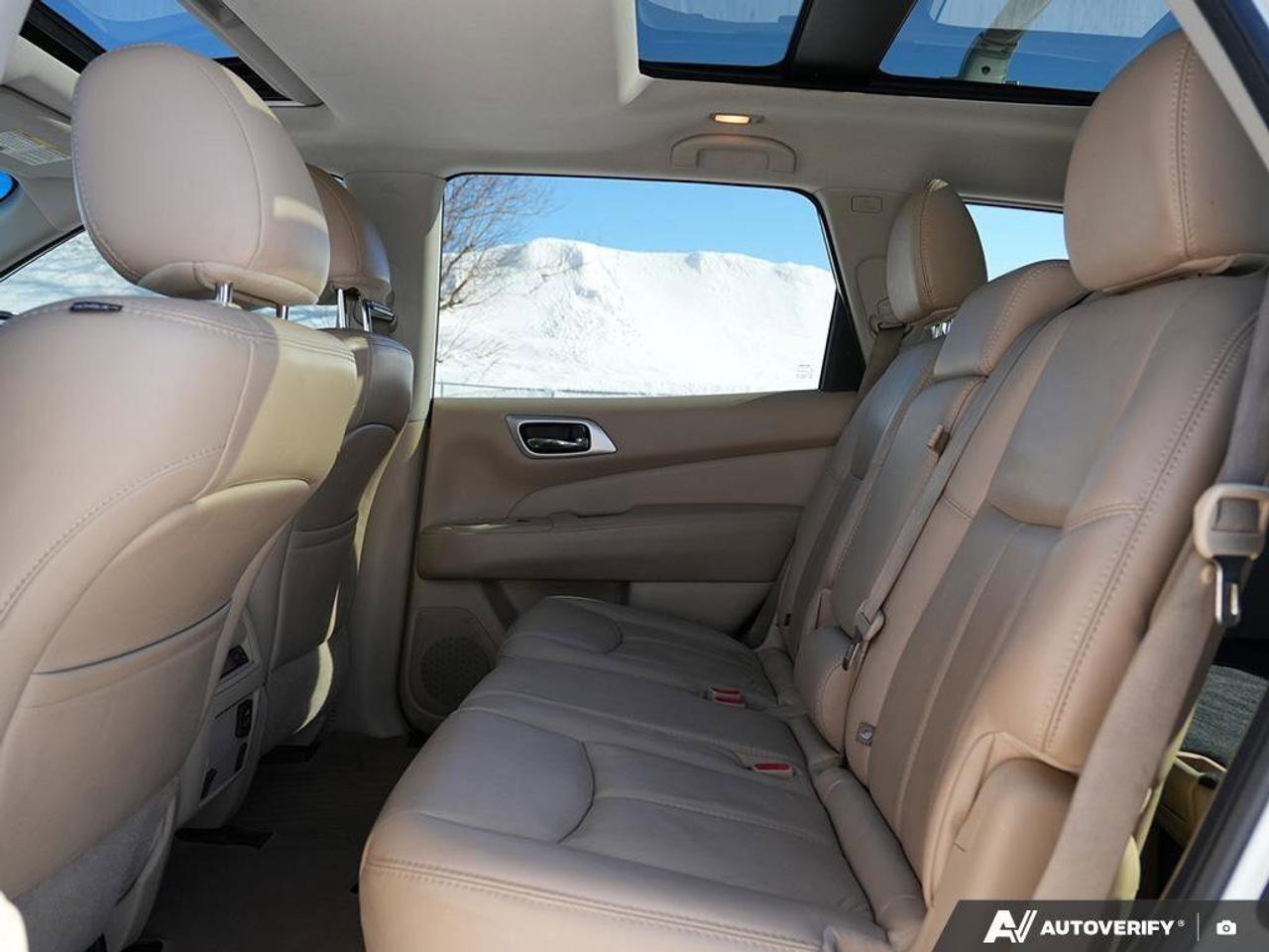 2016 Nissan Pathfinder SSL, 3.6L V6, LEATHER, ALLOYS, NAVIGATION, 7-PASSE Photo