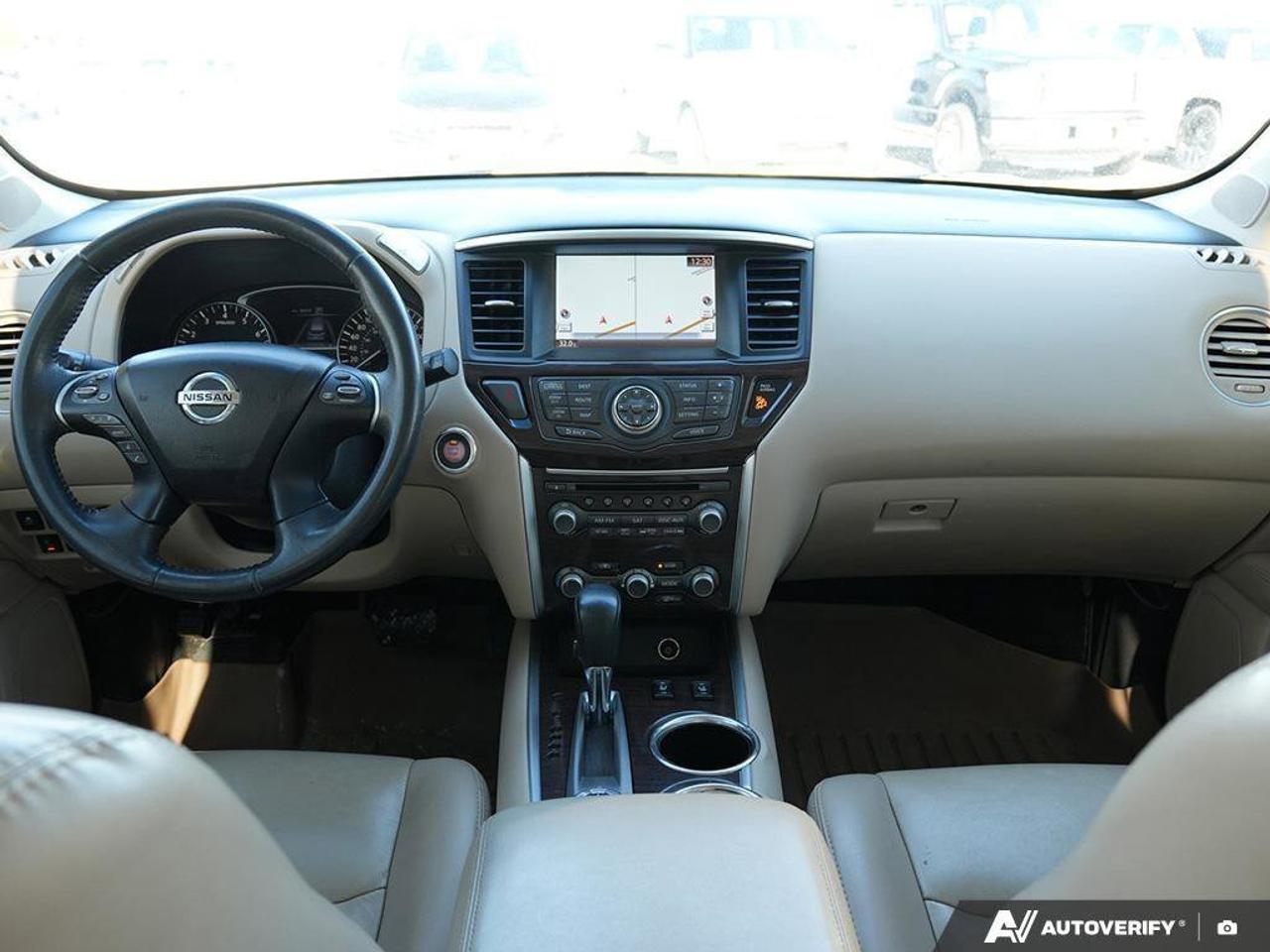 2016 Nissan Pathfinder SSL, 3.6L V6, LEATHER, ALLOYS, NAVIGATION, 7-PASSE Photo