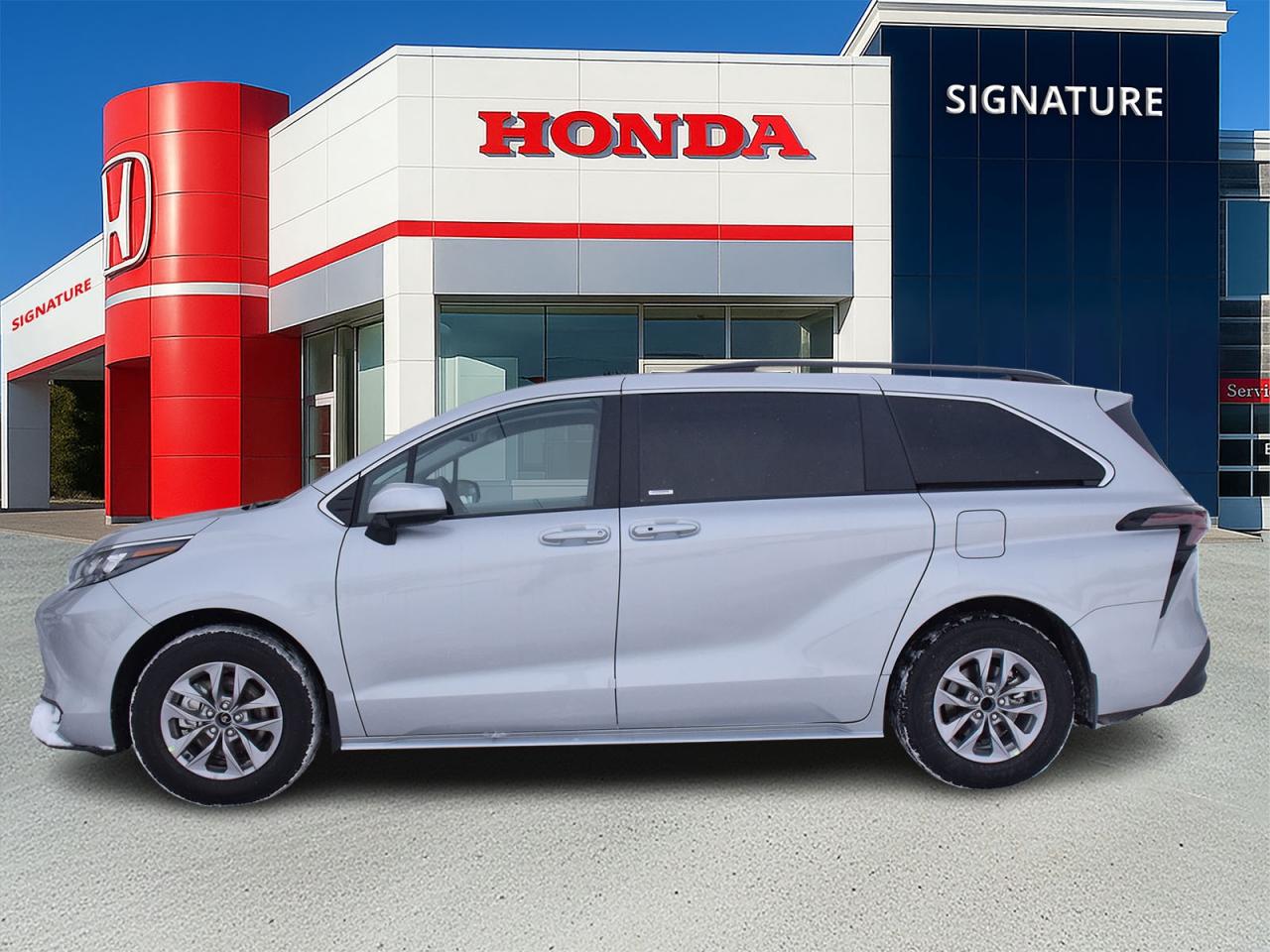 2025 Toyota Sienna LE Photo