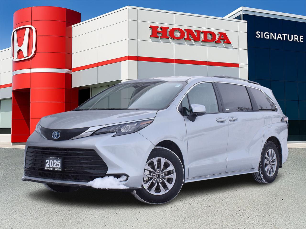 2025 Toyota Sienna LE Photo0