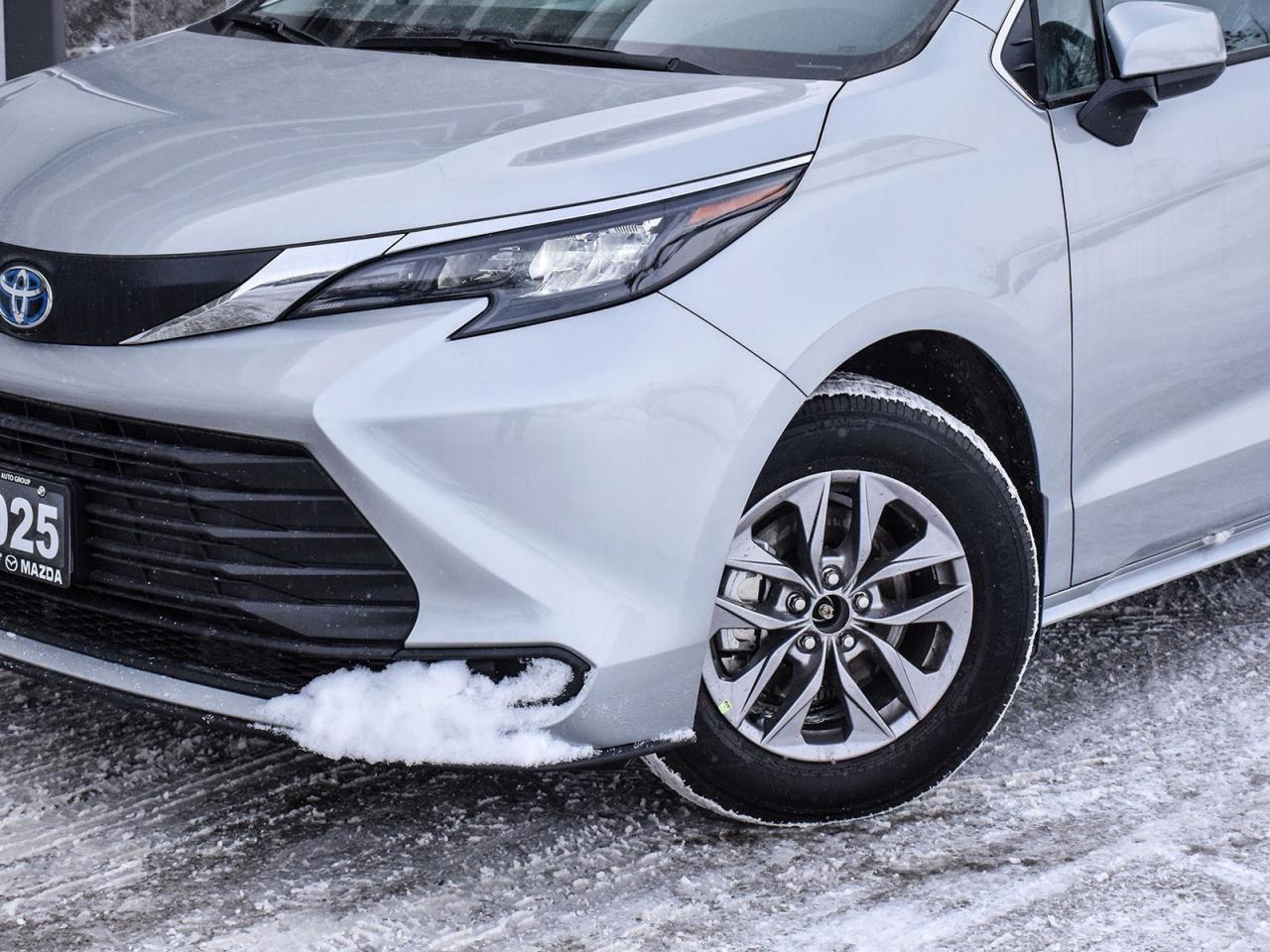 2025 Toyota Sienna LE Photo