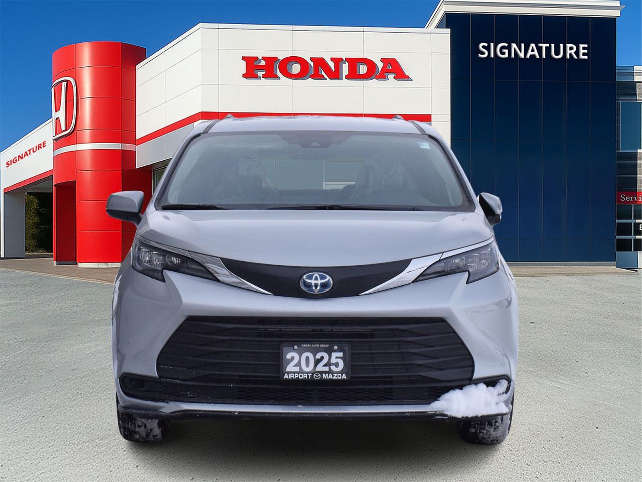 2025 Toyota Sienna LE Photo