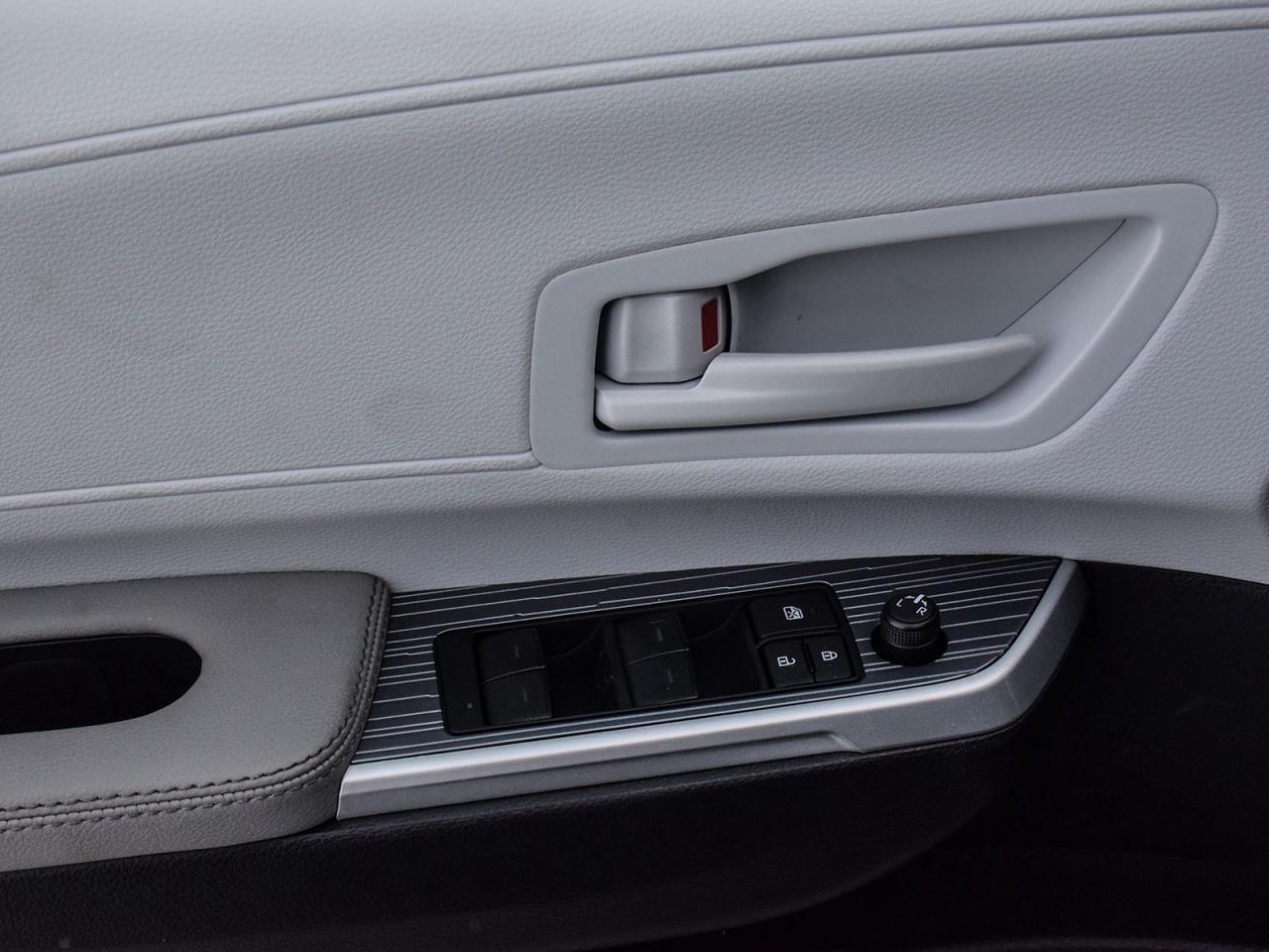 2025 Toyota Sienna LE Photo