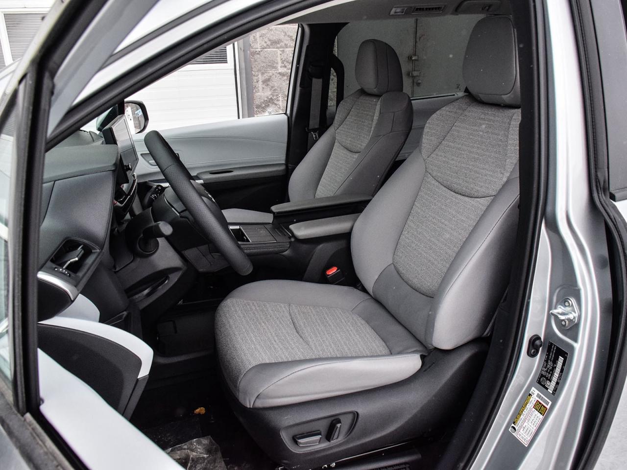 2025 Toyota Sienna LE Photo