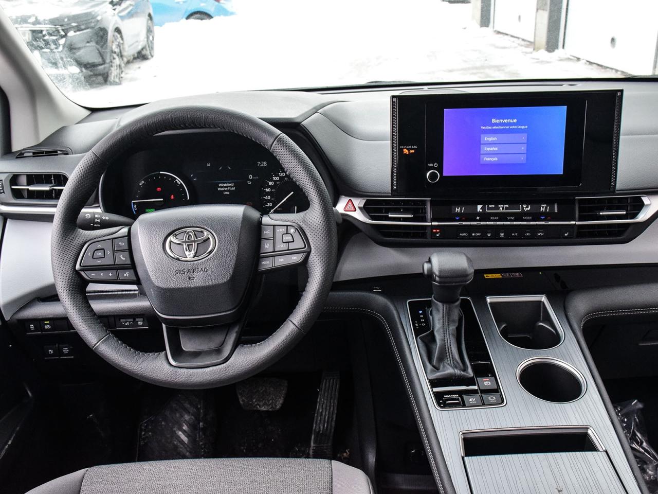 2025 Toyota Sienna LE Photo