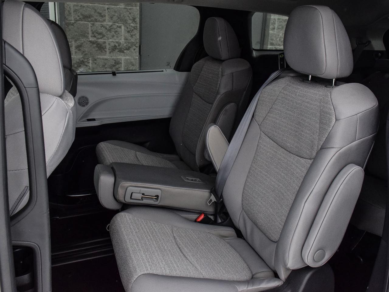 2025 Toyota Sienna LE Photo