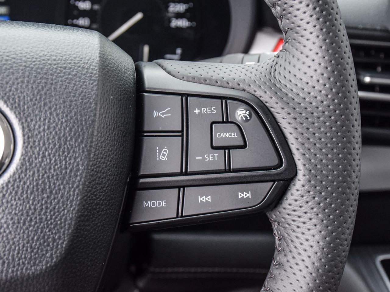 2025 Toyota Sienna LE Photo