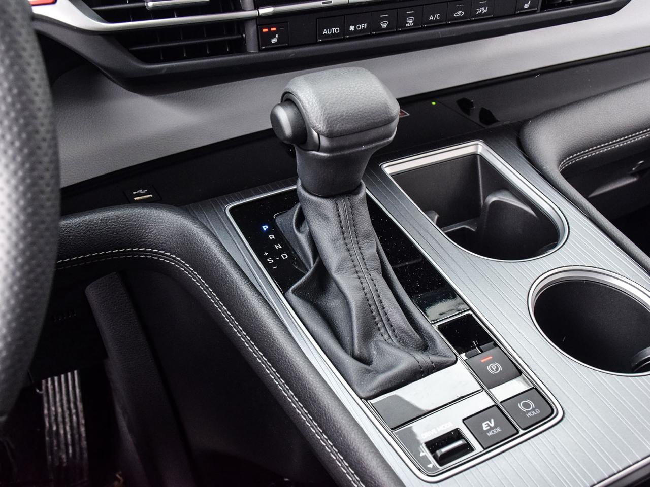 2025 Toyota Sienna LE Photo