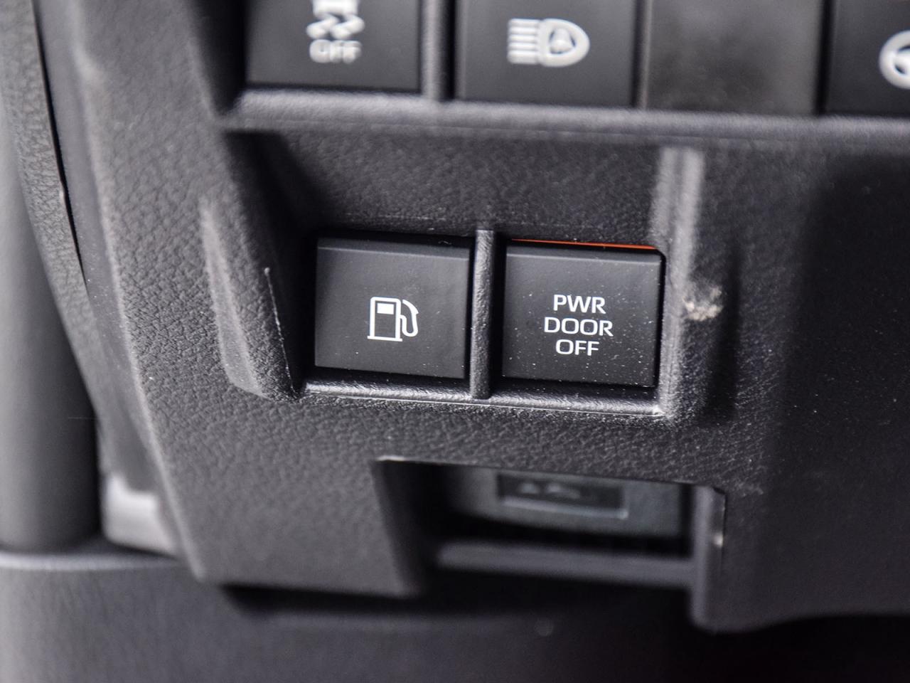 2025 Toyota Sienna LE Photo